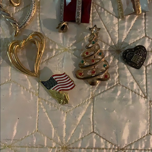 11 nice pins- cats- Christmas- hearts like new - Picture 4 of 4